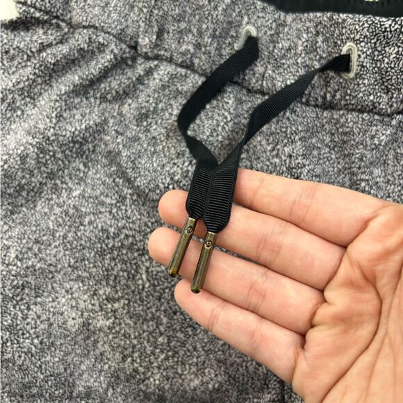 Lululemon On the Fly Shorts Sea Spray Alpine White Dark Chrome Size 4 - Picture 5 of 14